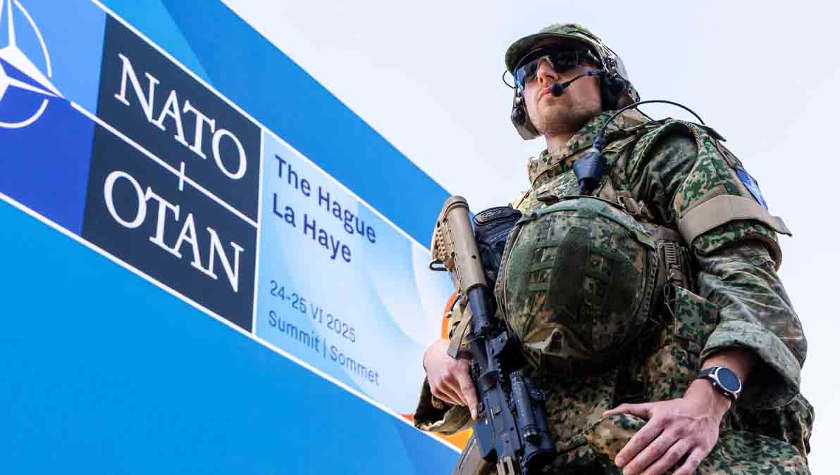 un soldado custodia el edificio de la OTAN