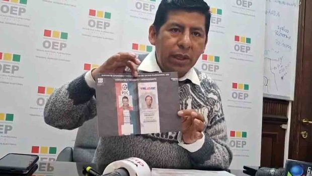 el vocal Tahuichi muestra la papeleta electoral para el balotaje