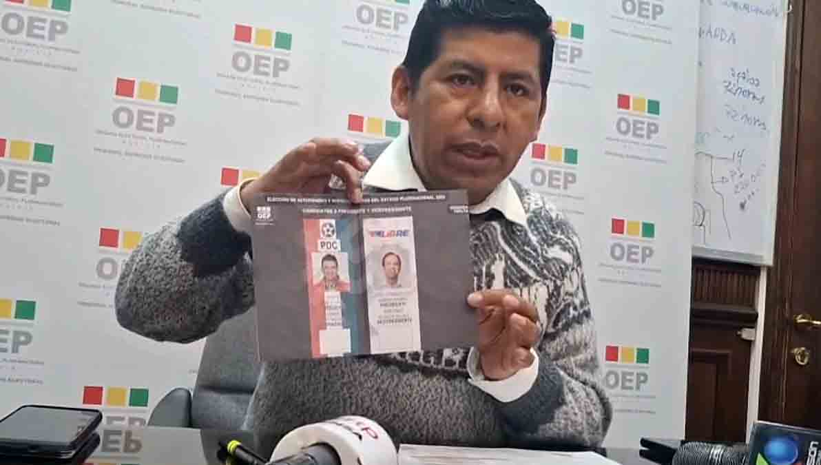 el vocal Tahuichi muestra la papeleta electoral para el balotaje