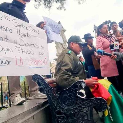 policía esposado