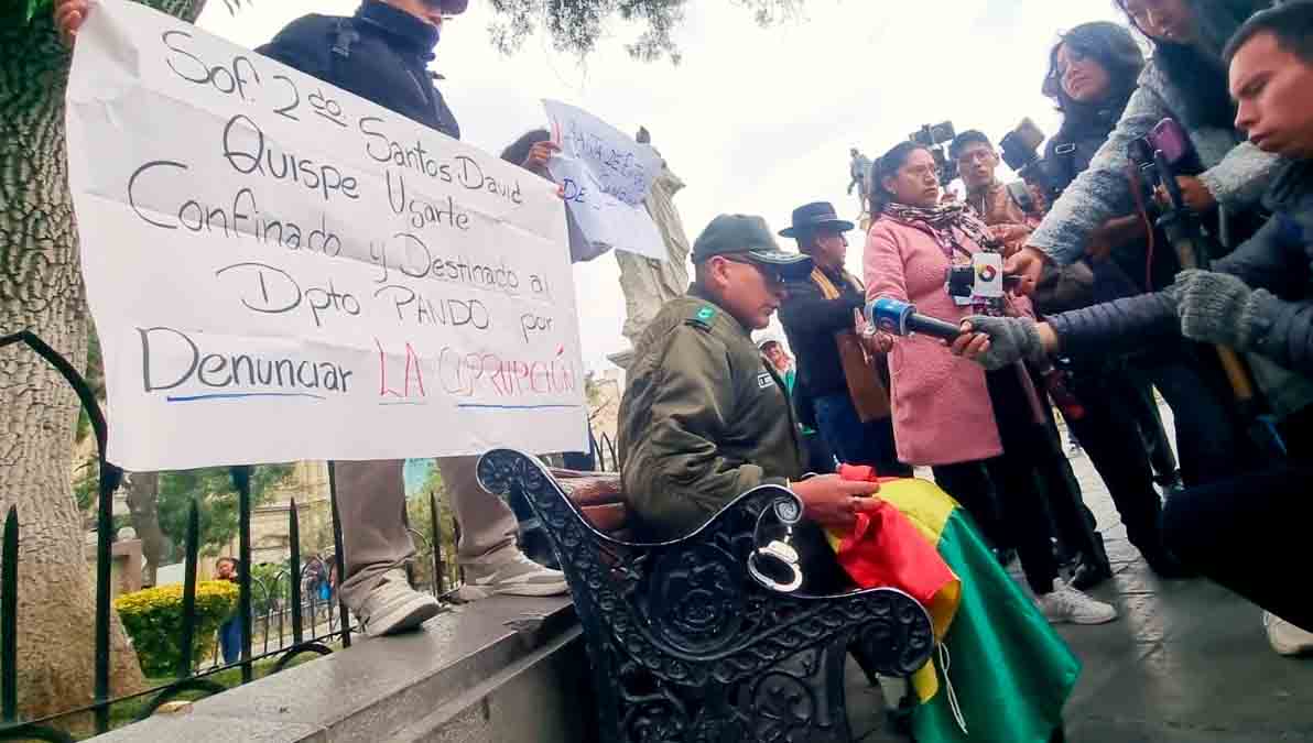policía esposado