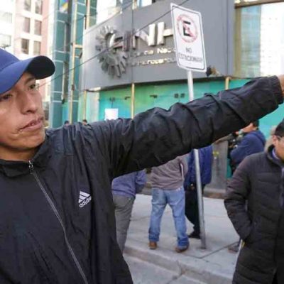 un chofer muestra una botella con gasolina supuestamente de mala calidad