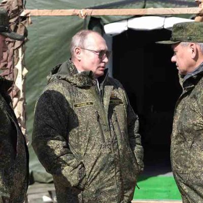 Putin junto a el ministro de Defensa y el jefe de Estado Mayor de las FFAA de Rusia