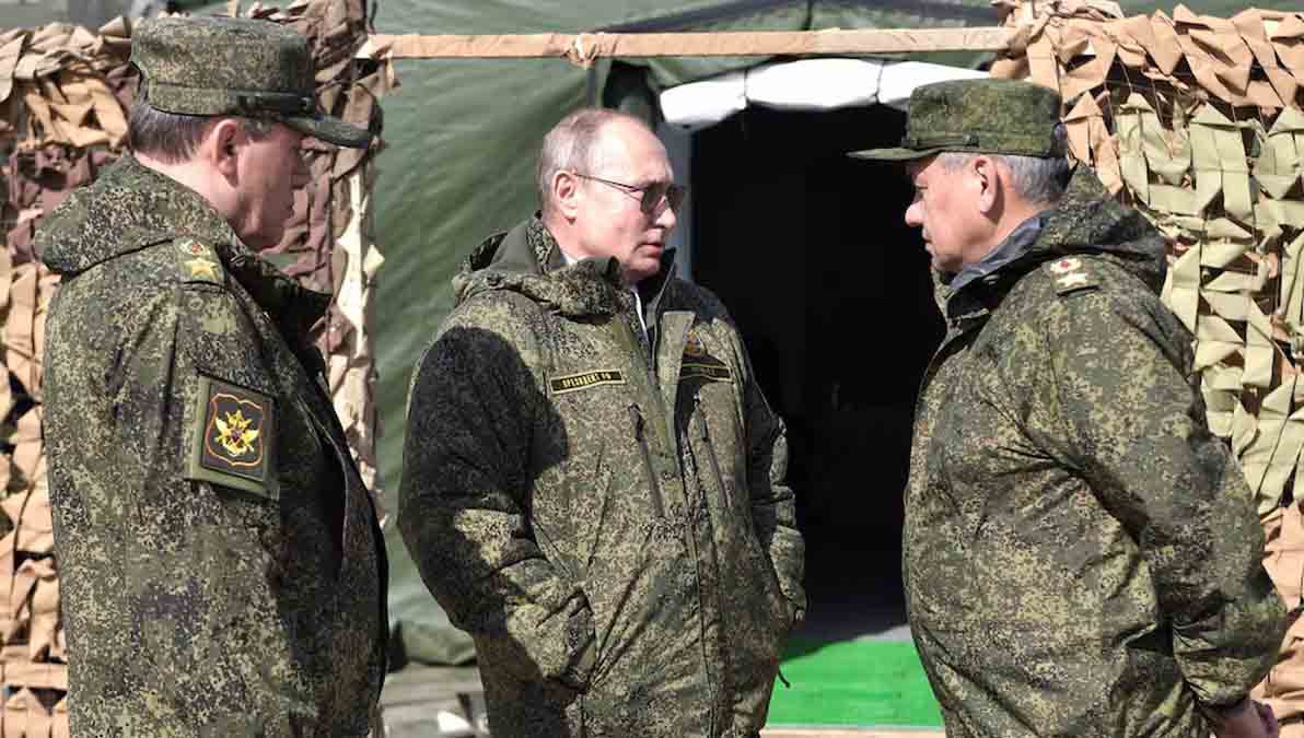 Putin junto a el ministro de Defensa y el jefe de Estado Mayor de las FFAA de Rusia