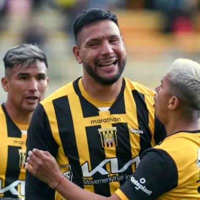 el argentino Andrés Chávez celebra uno de sus goles