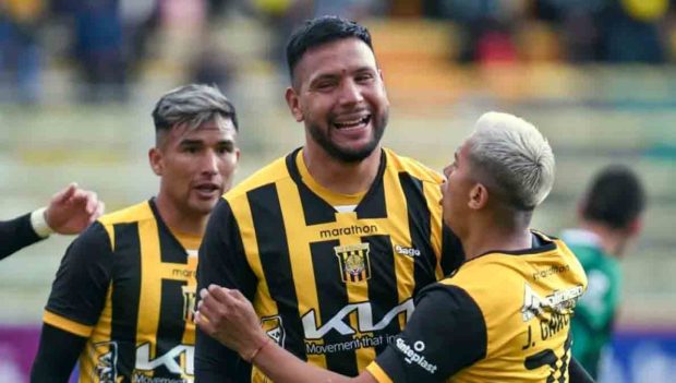 el argentino Andrés Chávez celebra uno de sus goles