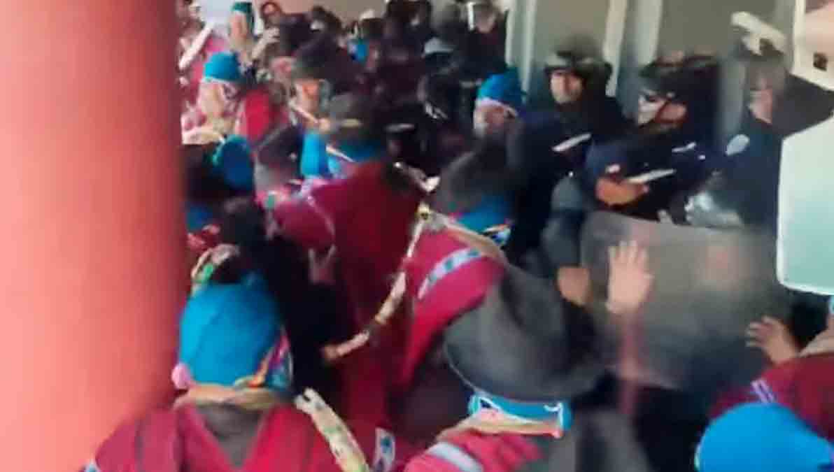 comunarios toman Alcaldía de Viacha