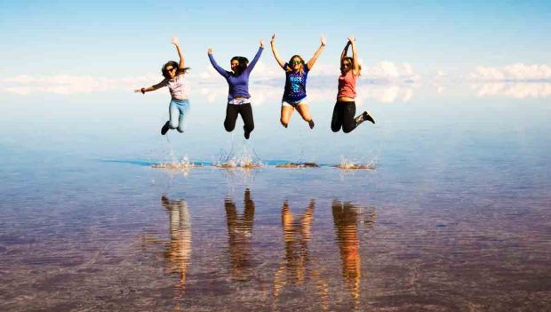 turistas en el salar de Uyuni
