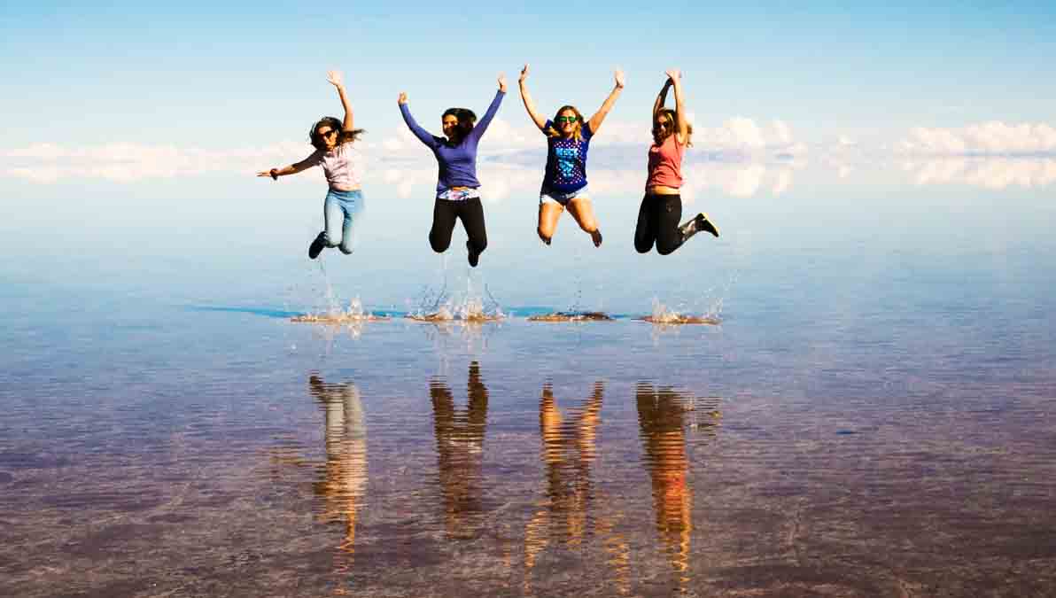 turistas en el salar de Uyuni