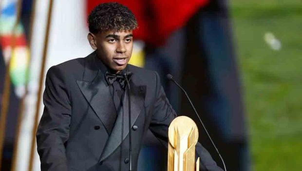 Lamine Yamal se alza con el Trofeo Kopa 2025