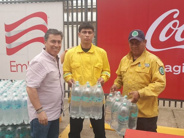 Embol entrega agua a bomberos