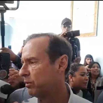 Tuto Quiroga acompaña a su papá a votar