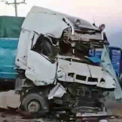 camión destrozado tras triple colisión