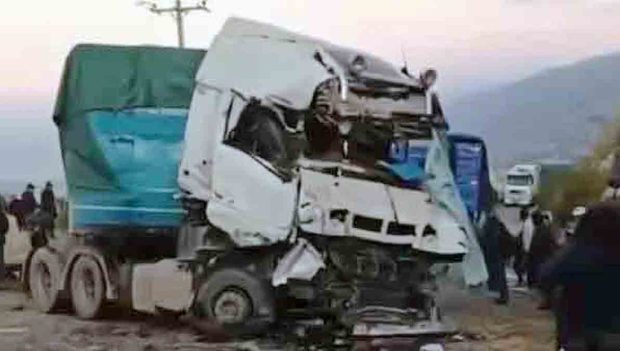 camión destrozado tras triple colisión