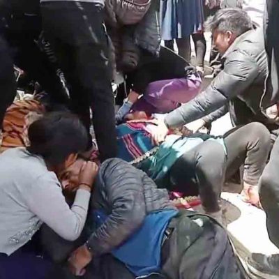 Los heridos son atendidos por sus familiares tras el accidente en Morochata