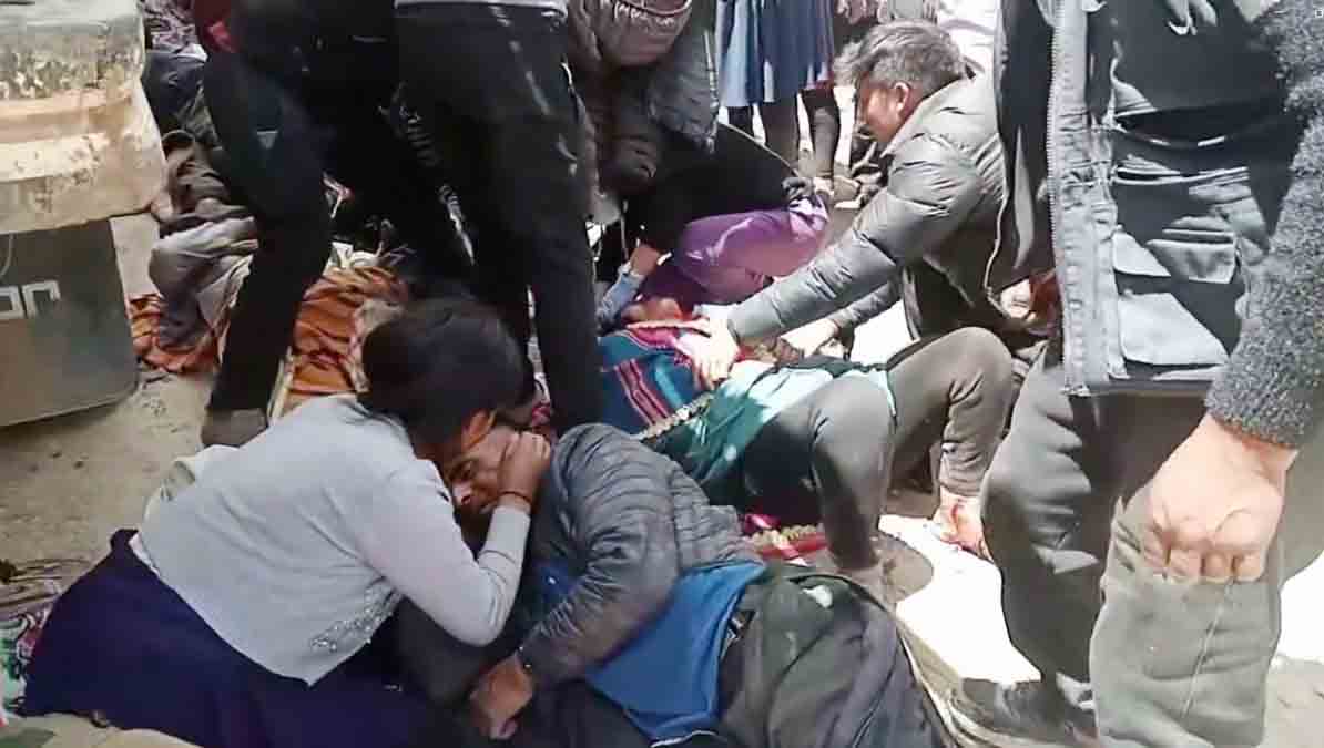Los heridos son atendidos por sus familiares tras el accidente en Morochata
