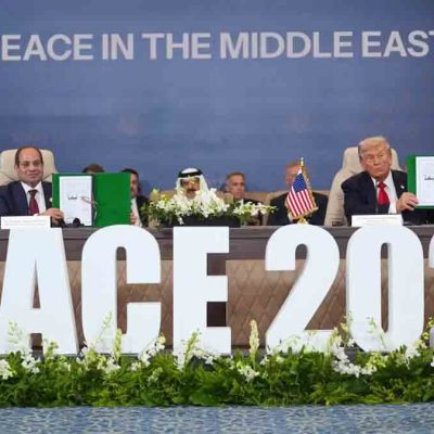 Trump muestra el acuerdo de paz