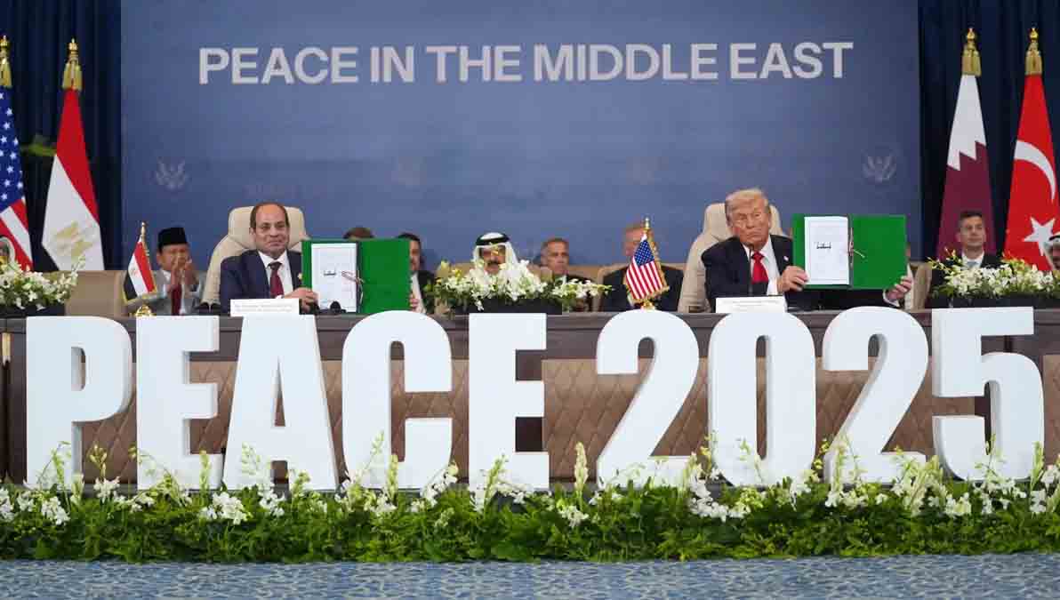 Trump muestra el acuerdo de paz