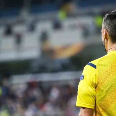 árbitro pierde sus dientes