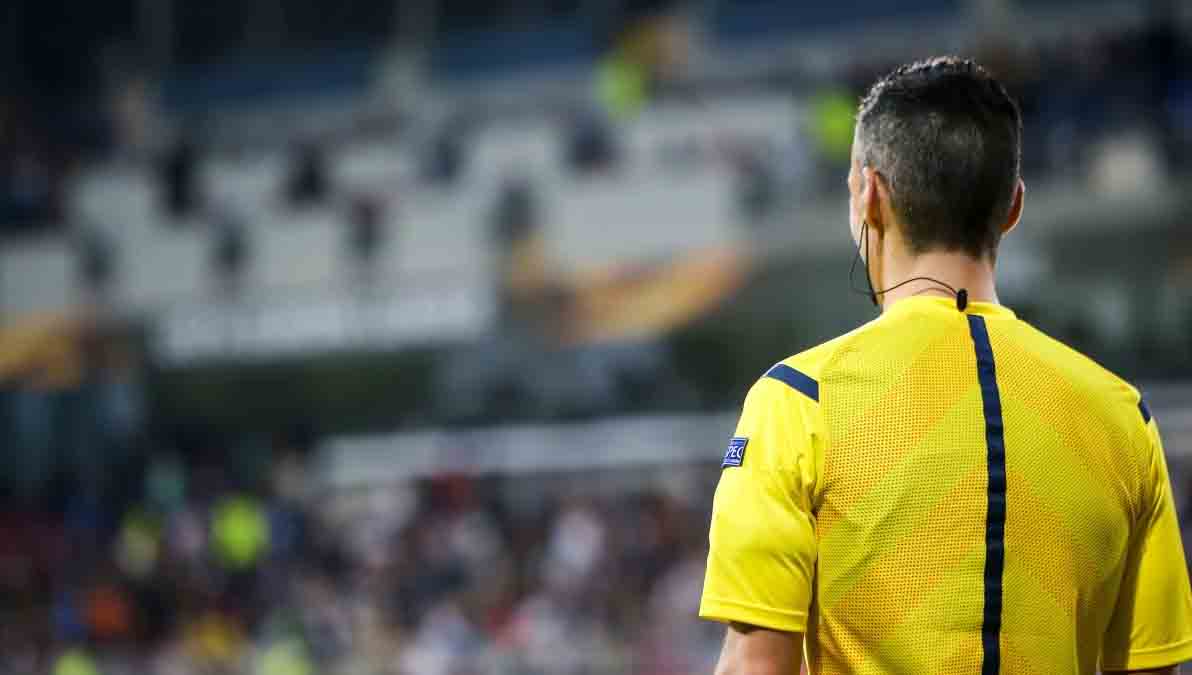 árbitro pierde sus dientes