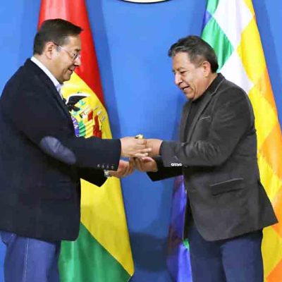 Arce le entrega el bastón de mando a Choquehuanca