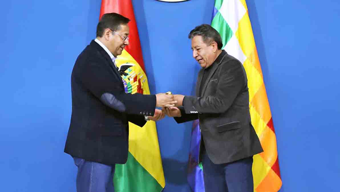 Arce le entrega el bastón de mando a Choquehuanca