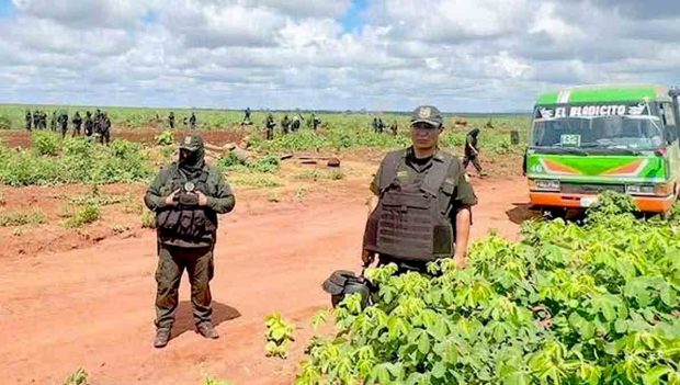policías resguardan en Guarayos