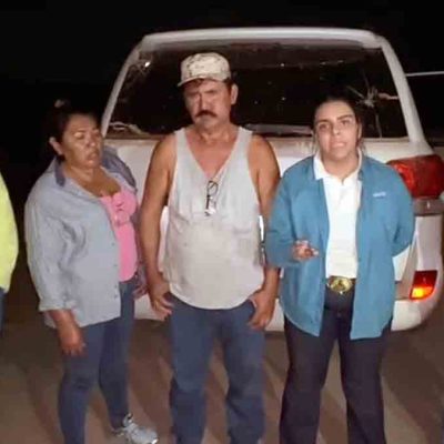 la dueña del predio avasallado juntos a sus trabajadores