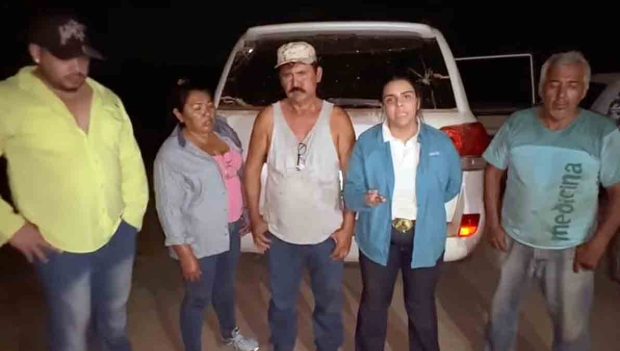 la dueña del predio avasallado juntos a sus trabajadores
