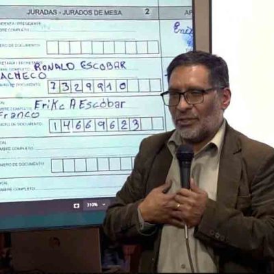 el presidente del TED Oruro muestra el acta adulterada