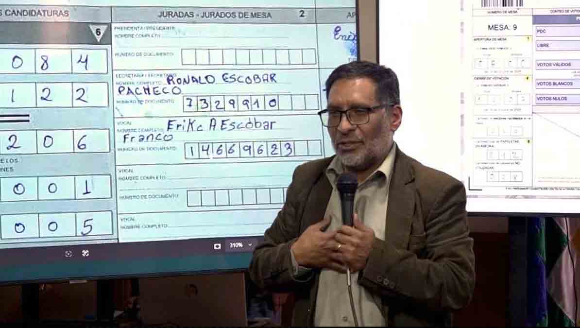 el presidente del TED Oruro muestra el acta adulterada