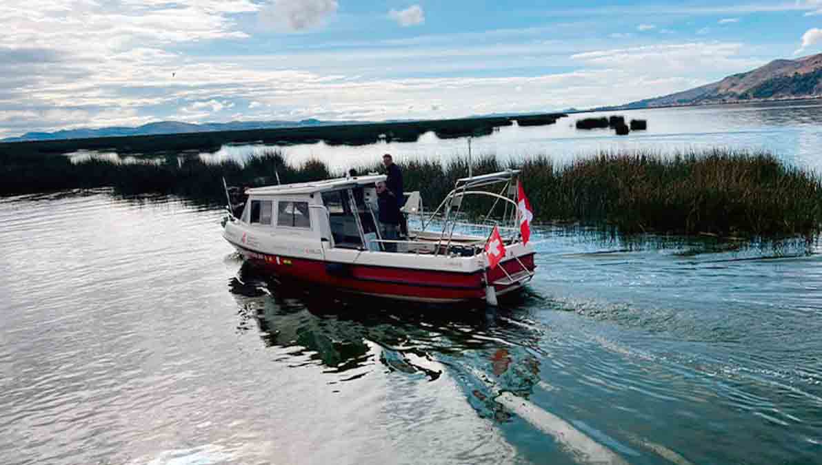 barco MS PlanetSolar II evalúa el estado del Lago Titicaca