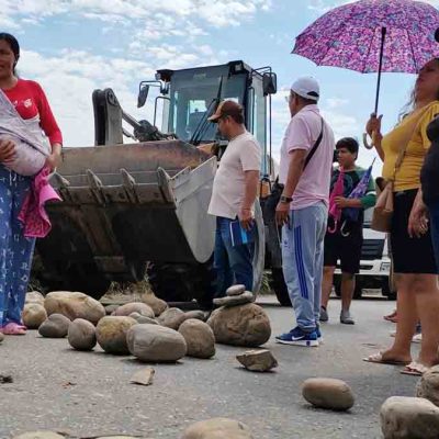 Bloqueo indefinido de padres de familia en la ruta a oriente