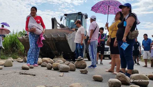 Bloqueo indefinido de padres de familia en la ruta a oriente