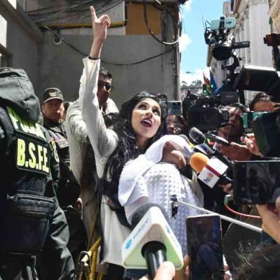 Branda Lafuente con su hijo en brazos en puertas de Casa Grande del Pueblo