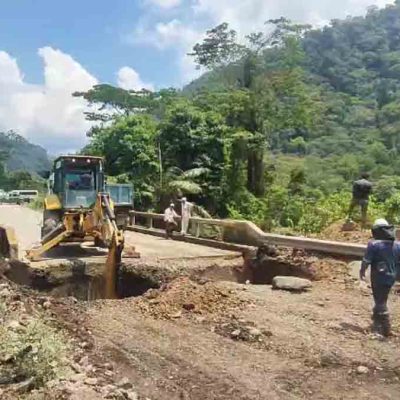 trabajos de mantenimiento en la carretera Cochabamba - Santa Cruz