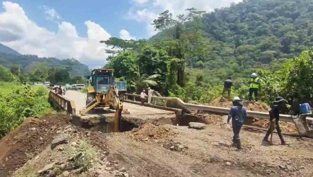 trabajos de mantenimiento en la carretera Cochabamba - Santa Cruz