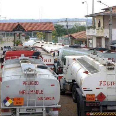 cisternas hacen fila en la planta de Palmasola
