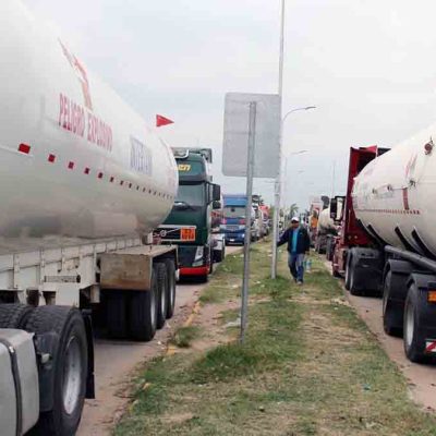 fila de cisternas en Santa Cruz