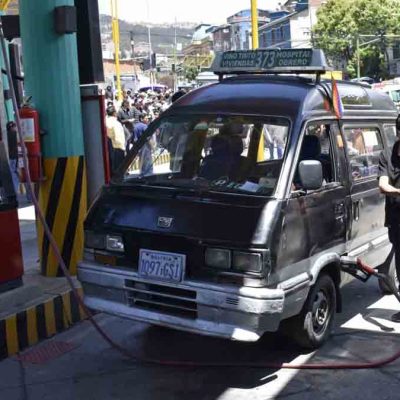 un minibús carga gasolina en La Paz