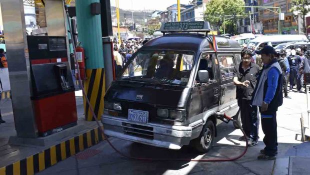 un minibús carga gasolina en La Paz