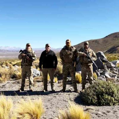 militares bolivianos patrullan en la frontera con Chile