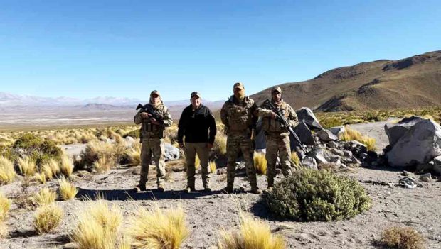 militares bolivianos patrullan en la frontera con Chile