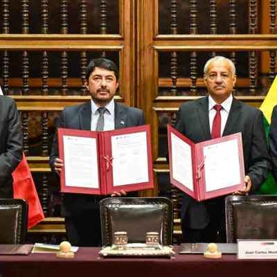 autoridades de Bolivia y Perú firman el convenio