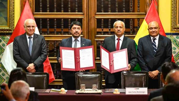 autoridades de Bolivia y Perú firman el convenio
