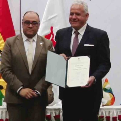 El vocal Gustavo Ávila entrega la credencial al diputado Luis Laredo