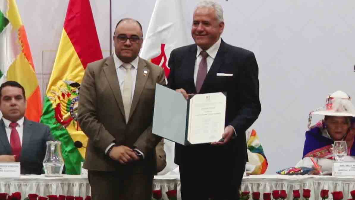 El vocal Gustavo Ávila entrega la credencial al diputado Luis Laredo