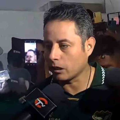 Edman Lara acude a votar