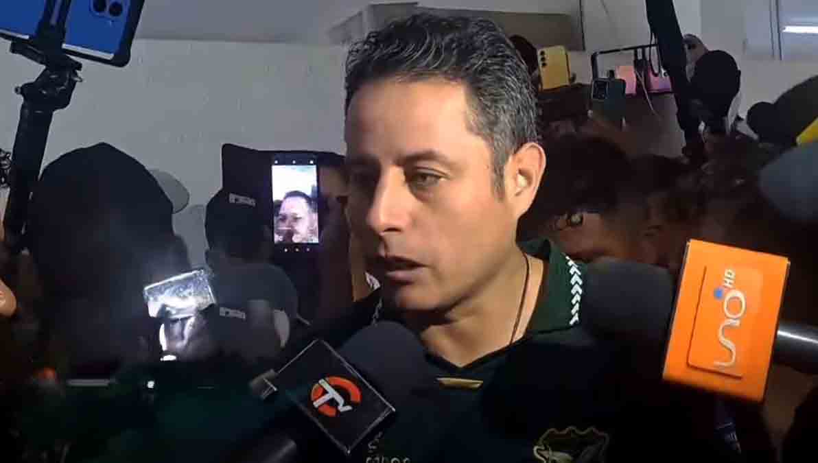 Edman Lara acude a votar