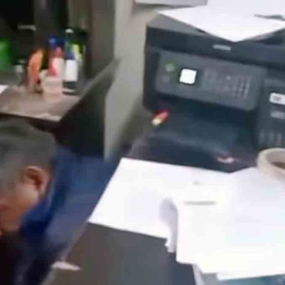 El gerente de EMAP debajo de un escritorio